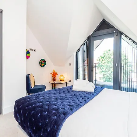 Superb Top Floor 1-Bedroom Flat With Charming Two Balconies Лондон Экстерьер фото