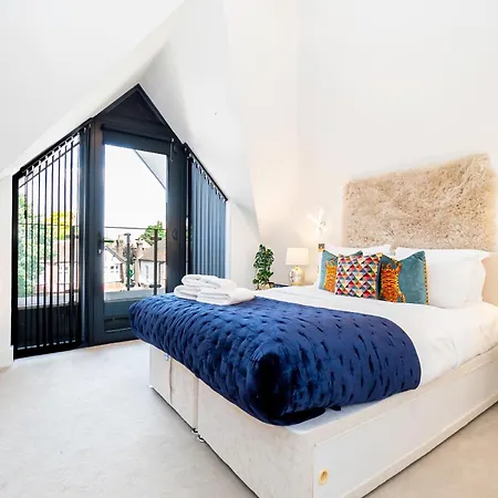 Superb Top Floor 1-Bedroom Flat With Charming Two Balconies Лондон Экстерьер фото