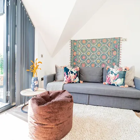 Superb Top Floor 1-Bedroom Flat With Charming Two Balconies Лондон Экстерьер фото
