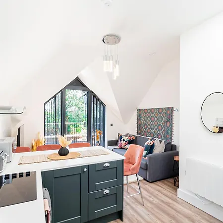 Superb Top Floor 1-Bedroom Flat With Charming Two Balconies Лондон Экстерьер фото