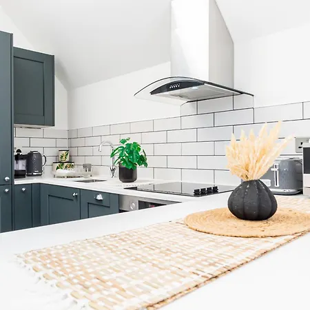 Superb Top Floor 1-Bedroom Flat With Charming Two Balconies Лондон Экстерьер фото