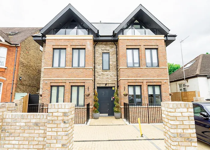 Superb Top Floor 1-Bedroom Flat With Charming Two Balconies