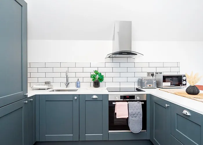 Superb Top Floor 1-Bedroom Flat With Charming Two Balconies